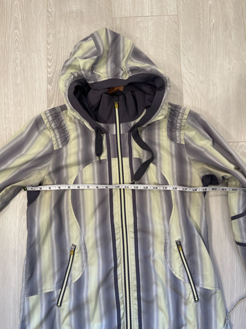 Lululemon Run Reflection Track & Field Jacket  Green Gray Stripes size 10 - Picture 8 of 15